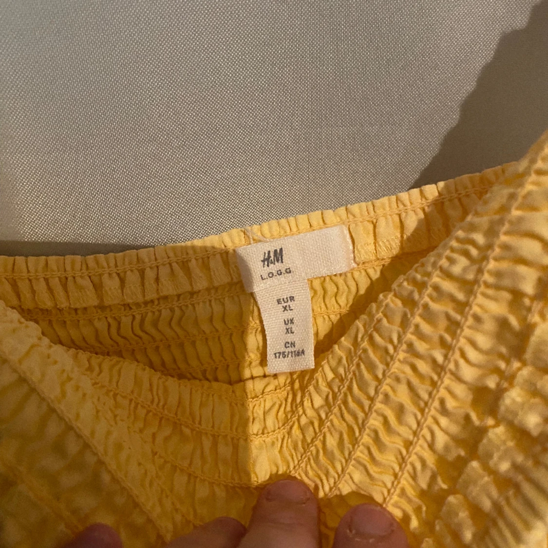 Söt sommarklänning i gult med volanger  - 91