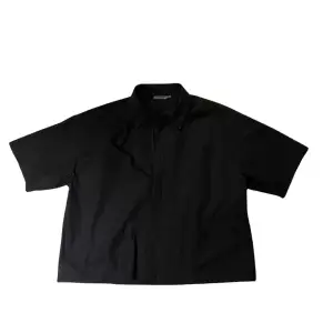 Funkar utmärkt som overshirt, har dragkedja istället för knappar. Storlek XL, men avklippt nedtill så den är cropped och kan passa S-L beroende på passform. Mycket fint skick, inga brister. Skriv om du har frågor! :)