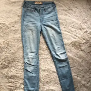 Holister jeans, använt några gånger(inte i nytt skick). Ljusblå färg i storlek 24/31 (Holister storlekar) motsvarar Xs/S i Sveriges storlek.