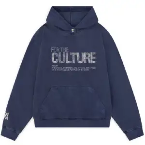 Säljer denna snygga hoodie! Den är i hyfsat bra skick men kommer inte till användning längre❤️är öppen för diskussioner om pris❤️