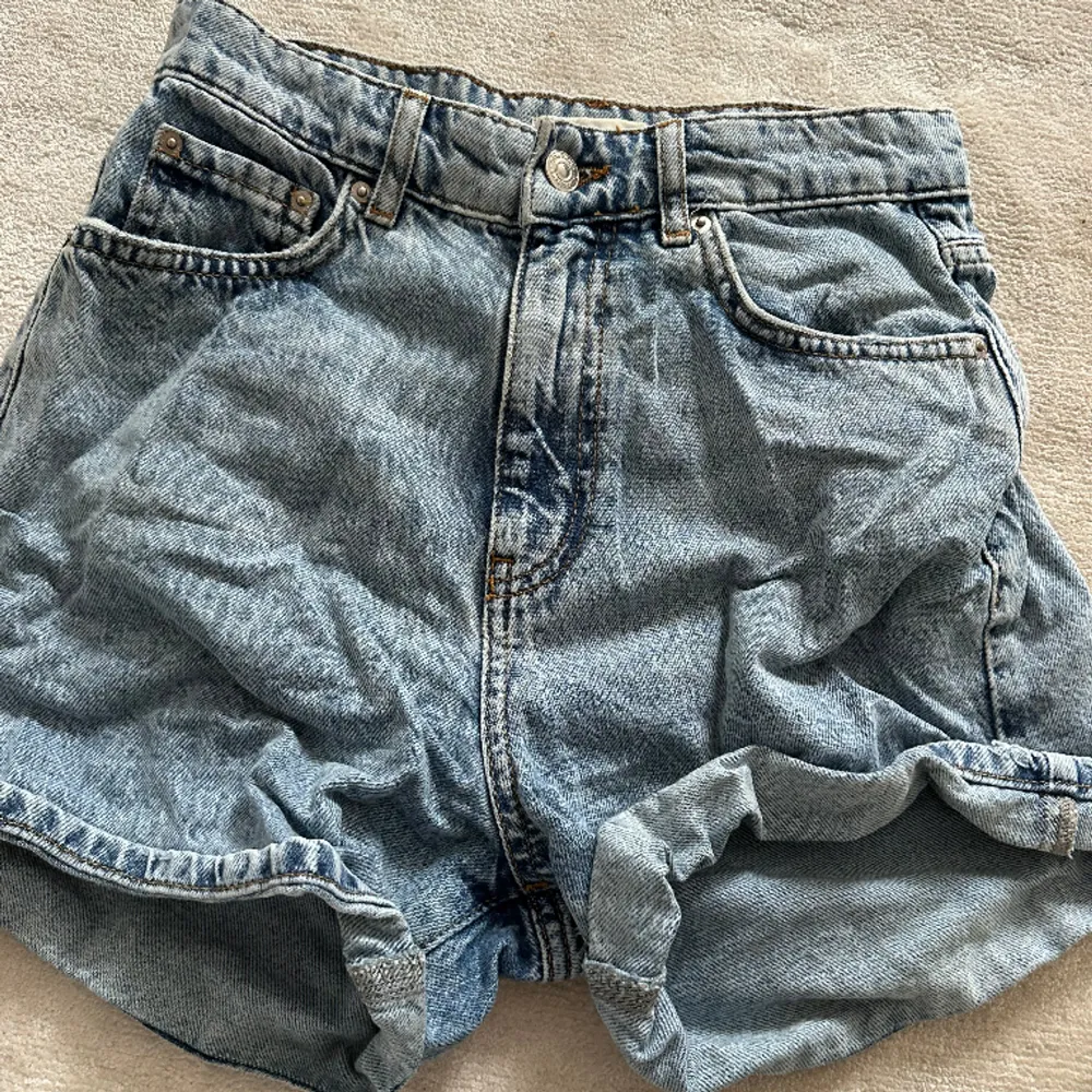 Sjukt snygga jeansshorts från Gina! Perfekta till sommaren och i super fint skick 🤩🥰. Shorts.