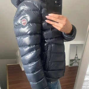 Colmarjacka - Colmarjacka som är köpt på kidsbrandstore och nästintill oanvänd. Storlek 166 men passar mig som oftast bär XS/S , nypris 4800kr