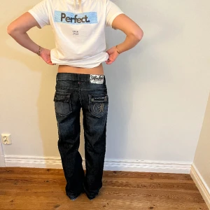 Lågmidjade jeans  - vintage jeans!💕 Midjemått( rätt över): 39cm Inerbenslängd: 80cm Lårmått ( rätt över):28cm    Köp gärna via ”KÖP NU”💖 Skriv ifall ni har några frågor eller funderingar // perfectjeans🫶
