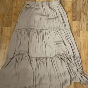 Mörkaktig beige kjol i storlek S från gina tricot, men är lite större och är töjbar. Använt 1-2 gånger så har bra skick, är ganska lång i längd. Säljs då den inte kommer till användning, 100kr för snabb affär 