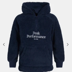 Peak performance fleece str S - En snygg och skön fleece som passar perfekt till sommar, vår, höst och vinter.  Storlek S  I gott skick, använd ett fåtal gånger  Säljer då tyvärr inte kommer till användning