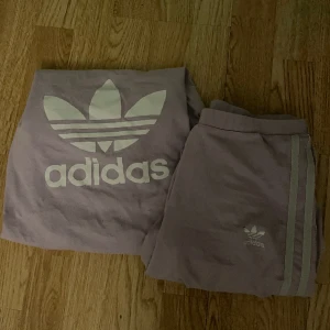 Lila Aidas sätt - Kommer inte till andvändning. Str xs i t-shirten och 36 i byxorna. Inte mke andvända.❤️ 