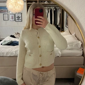 Vit kofta med guldknappar från Zara  - Vit kofta med guldknappar från Zara 