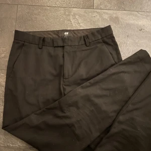 Lågmidjade kostymbyxor slim fit  - Lågmidjade kostymbyxor med riktiga fickor bak! Storlek 46 men är små i storleken.