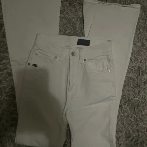 Tiger Of Sweden jeans bootcut - ❗️skriv om ni vill köpa❗️ tiger of sweden jeans i ca storlek xs nypris: ca 1000kr nyskick jag kan sänka priset vid snabb affär