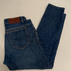 Tiger of sweden jeans - Hej, säljer nu dessa jeansen från tiger of sweden då dem blivit för små. Det är straight fit på jeansen och dem sitter väldigt skönt! Modellen är 173 cm lång men skulle säga att jeansen sitter bäst om man är 165-170 cm. Knappt använda, skick 10/10🤩