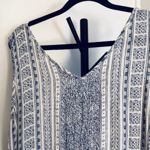 Bohemisk sommarklänning  - Perfekt för varma sommardagar på stranden.  Skönt tyg som faller på kroppen.  En riktig strandklänning. 