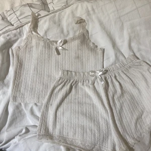 Vitt spets pyjamas set - Pyjamasset med rosett och spets detaljer. Jättefin, bra skick men använd.