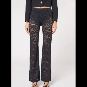 Svarta Spetsbyxor - Super snygga och populära spetsbyxor i svart. Endast använda en gång och i fint skick, säljer pga att storleken är fel för mig.💖