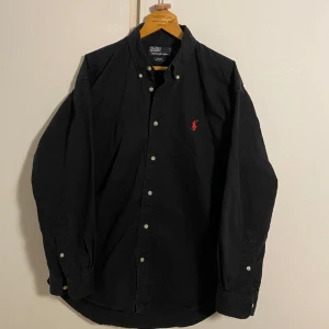 Ralph Lauren skjorta S - Jag säljer en fin skjorta i bra skick från Ralph Lauren i storlek S. Modellen är lite kortare än vanligt i armarna. Hör av dig vid minsta fundering! Pris kan diskuteras 