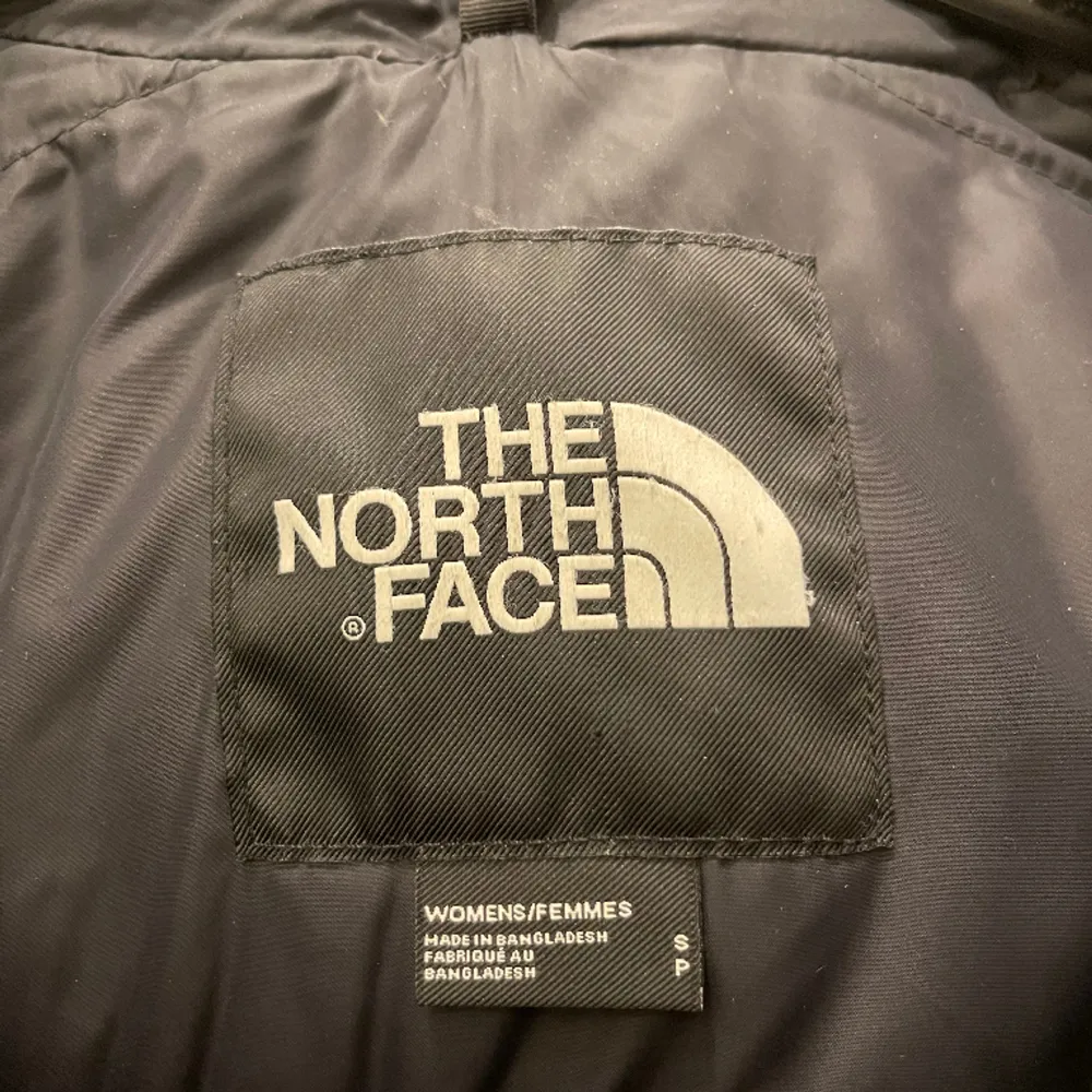 Säljer nu min north face jacka då den är lite för liten. Använd fåtal gånger och har inga defekter!🤍 . Jackor.