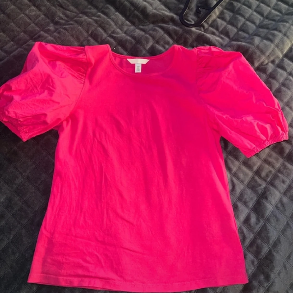 T-shirt med puffarmar 