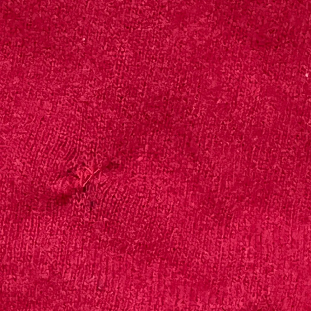 Riktigt fin röd stickad tröja från Gant  Storlek XL men har krympt så passar snarare M/L Finns ett lagat hål mitt på magen. Stickat.