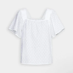 Blus  - Super söt sommar blus. Jätte bekväm och du kan välja hur du vill att den ska vara i axlarna. Aldrig använd så lapparna sitter kvar 💓💓