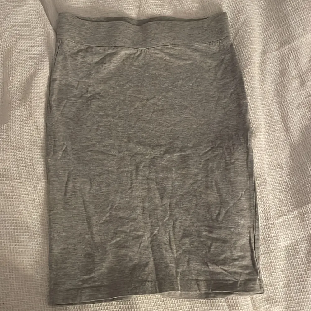 Säljer min gråa kjol från Lager 157, kjolen är till knäna ungefär. Aldrig använd!. Kjolar.