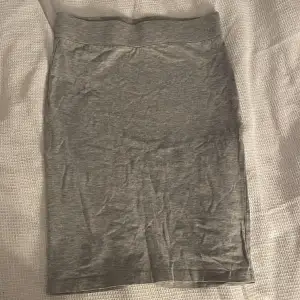 Säljer min gråa kjol från Lager 157, kjolen är till knäna ungefär. Aldrig använd!