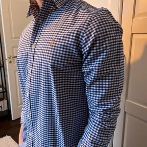 Ralph Lauren skjorta - Rutig Ralph Lauren skjorta, snygg som den e men även full, half zips samt v-necks. Storlek S men passar även mig som är M. Jag väger 77 o är 181. Skriv för fler frågor. Väldigt bra skick 