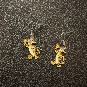 Örhänge med Tiger - Nya örhänge med Tiger från Nalle puh. Krokarna är inköpta som nickelsäkra.