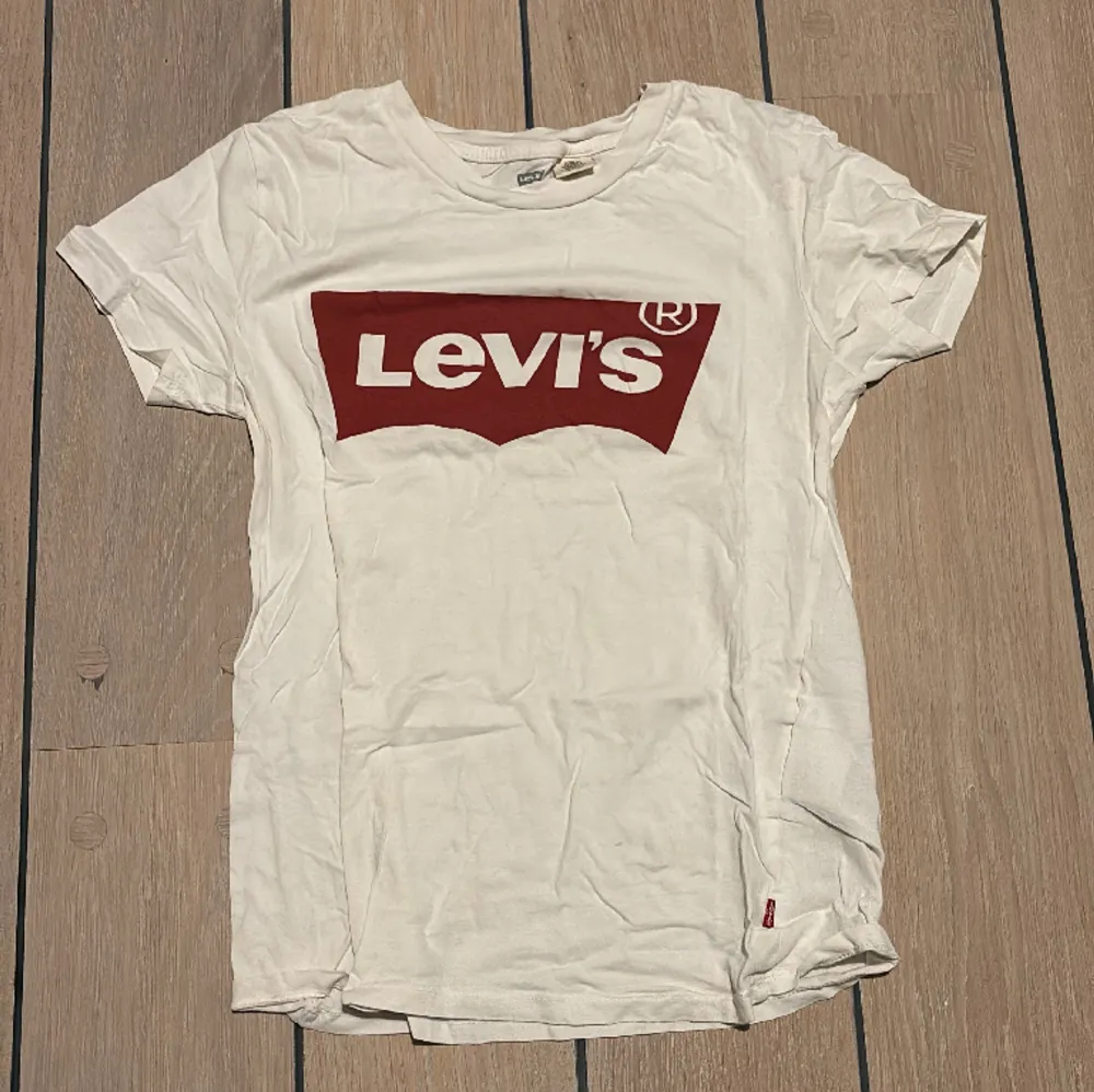 T-shirt från Levi’s, använd men i fint skick. Nypris 319kr.. T-shirts.
