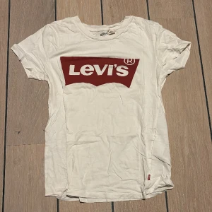 Levi’s T-shirt  - T-shirt från Levi’s, använd men i fint skick. Nypris 319kr.