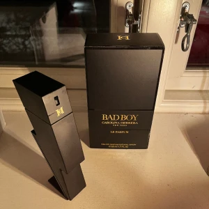 Carolina herrera Bad boy - Carolina Herrera Bad boy le parfum 50 ml. Helt ny och säljer för att jag fick fel. Ny pris 900. Tar emot byten.