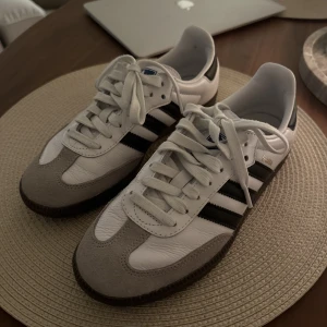 Adidas Samba - Säljer mina sambas, strl 38 men passar mig som har 37 vanligtvis. Säljer pga inte min stil och de är endast använda en gång   Priset är exlusive frakt