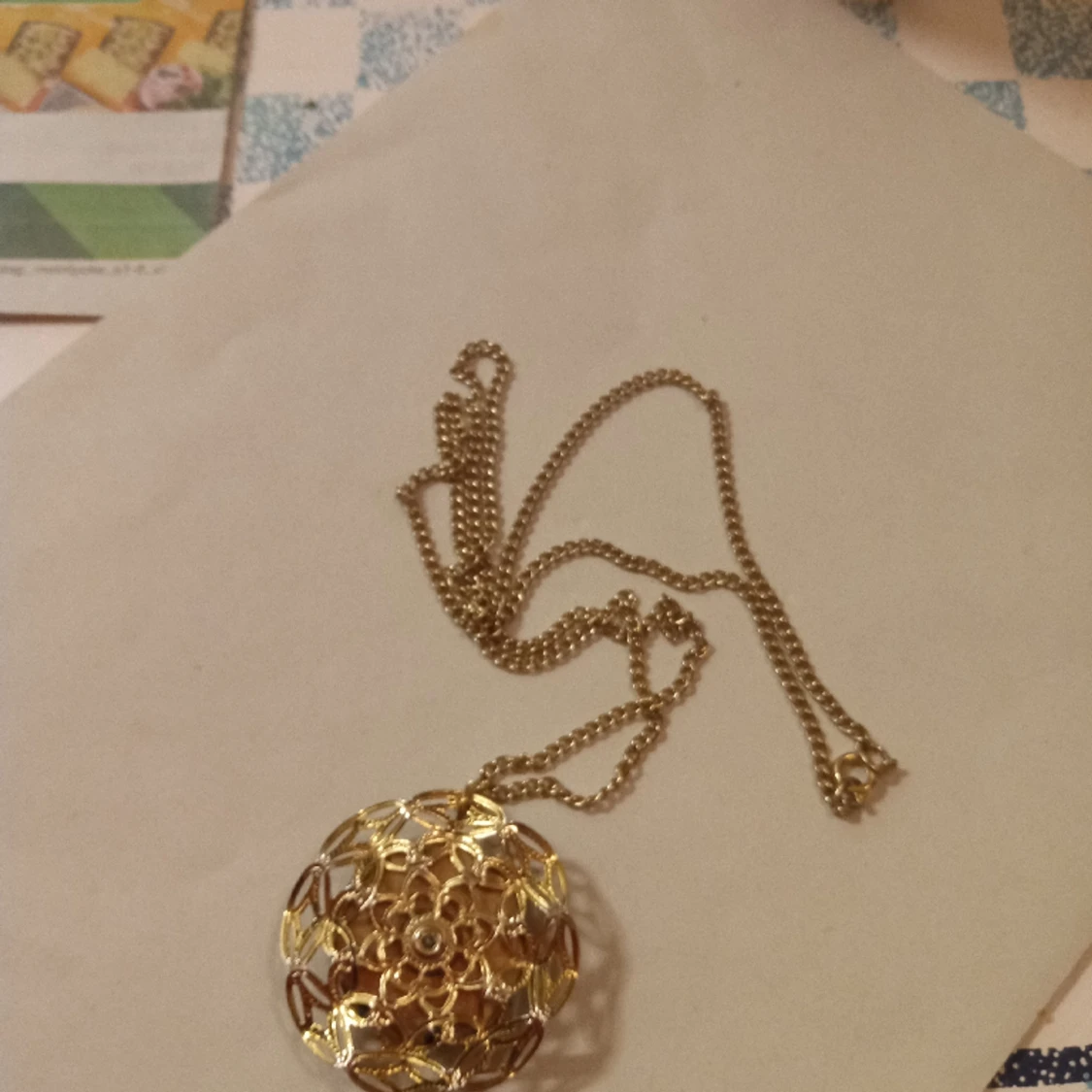 Halsband med hänge av en blomma o gröna stenar. - 91