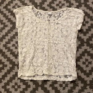 Spetstopp! - Jätte snygg spetstopp som är snygg att ha under tex en croppad t-shirt men även som den är!