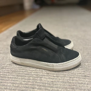 Axel arigatos  - Har haft dom har i halv år men använt dom 10-15 gånger. det är ett par Axel arigatos som är utan snöre. Som är inte sönder nån stans . I stolek 40 