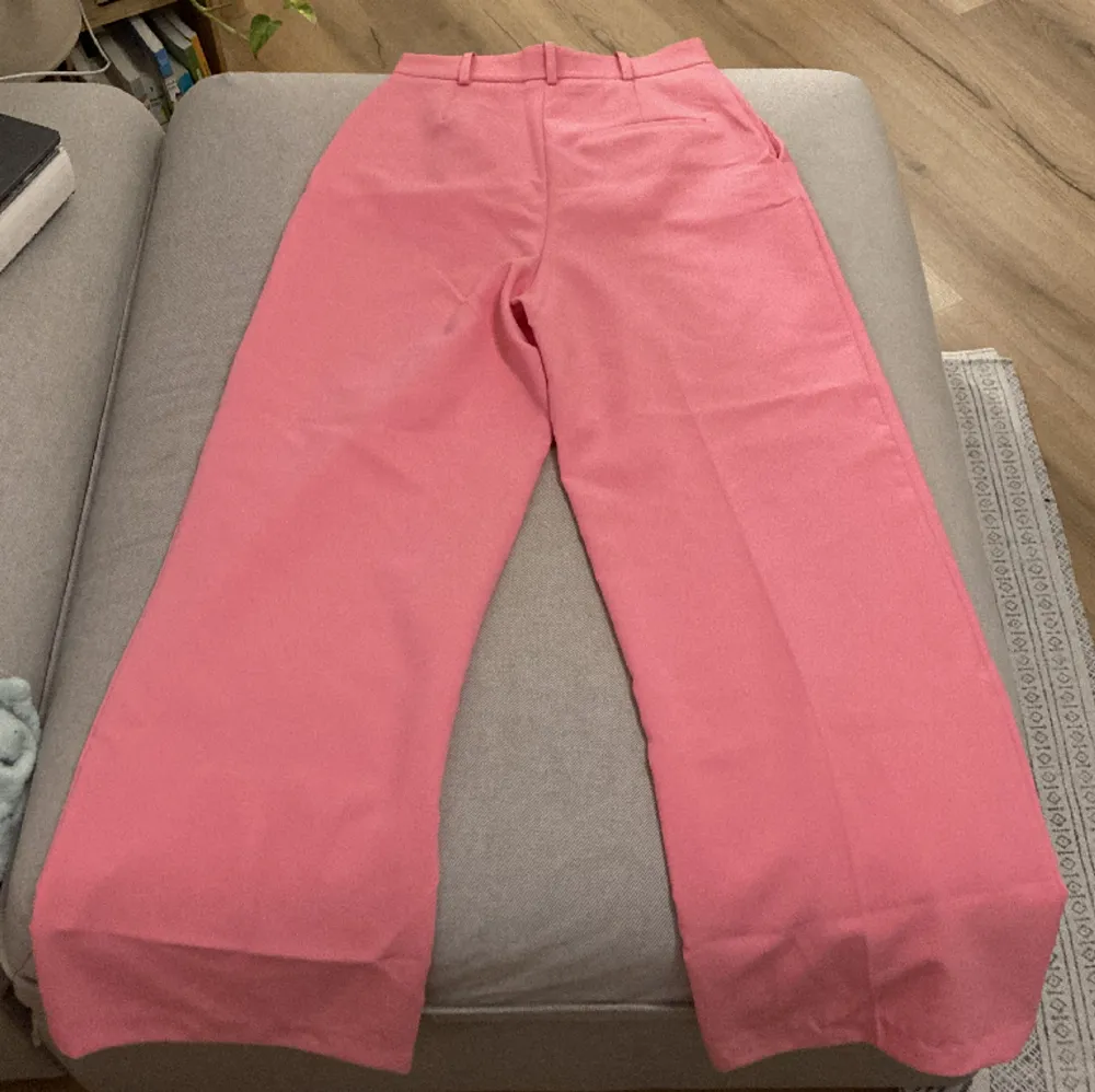 Rosa lösningsmedel kostymbyxor från Zara, i nyskick. Jeans & Byxor.
