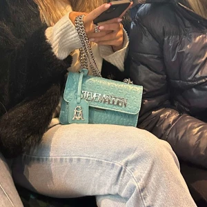 Steve Madden Väska - Intressekoll på denna söta lilla väska. Den är i nyskick då jag nt användt den så mkt, köpte den sommaren 23. Skriv för mer bilder! Nypris ca 1200kr❣️