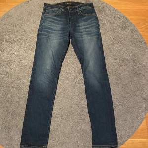Hej! Säljer nu mina Jack & Jones jeans i färgen mörkblå eftersom de är för små. Skick: 8/10! Enda defekten är lite smuts längst ner på vänster ben som förmodligen går bort i tvätten! Modell: slim/straight/Glenn Hör av er om frågor, fler bilder osv 
