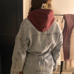 Jeans jacka  - Lite längre i formen men kortare i ärmarna. Som ny  Säljer även på vinted 