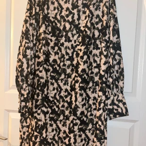 Mönstrad klänning, nyskick! - Endast testad, nyskick.