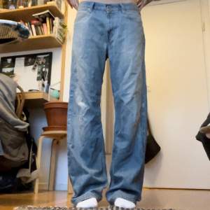 Ett par lågmidjade bagge ljusa Levis jeans. De är rätt slitna men fortfarande snygga. Modell 503 loose. Strl står ej. Midjemått: 44cm innebenslängd: 82 cm vidd längst ner: 24cm  Skriv om det är något som du undrar över 💕