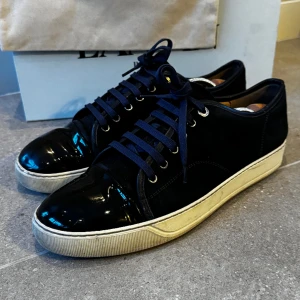 Lanvin cap-toe blå - Lanvin Cap-Toe sko med lack tå i mörk blått. Storlek 9 (43/44). Har flera bilder om det önskas och det är bara höra av sig om ni har några funderingar. 