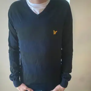 Snygg v ringad tröja från lyle and scott i 8/10 skick, ny pris 599kr, storlek M, skriv vid eventuella frågor😄