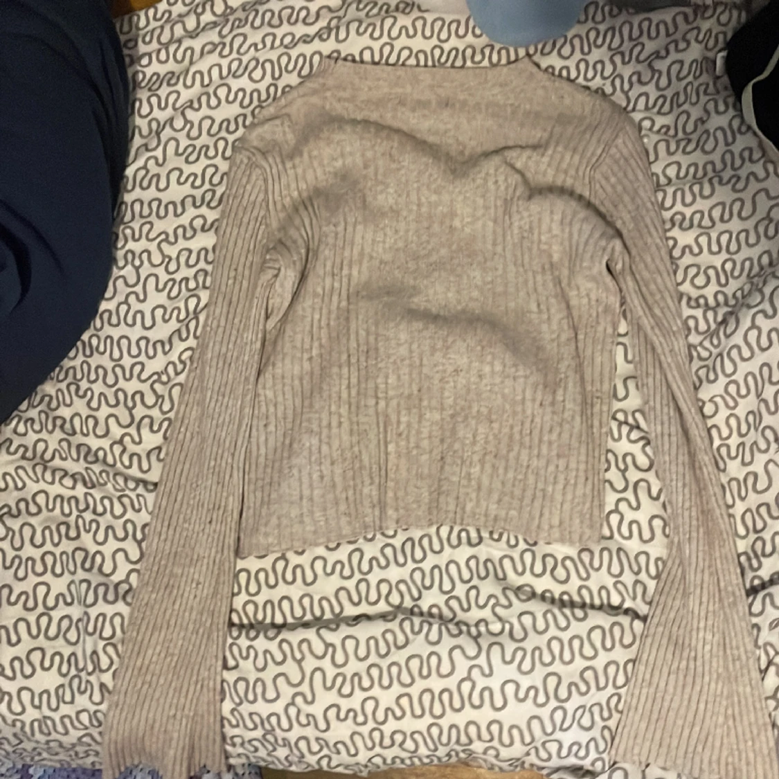 Beige långärmad tröja.  - 91