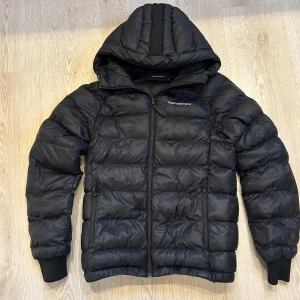 Peak performance jacka - Lite använd, inga skador på jackan, säljer den pågrund av att den är för liten.