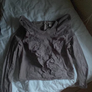 Volangblus - Säljer min supersnygga blus från hm som jag köpte secondhand. Kom privat vid frågor och fler bilder 😊💖