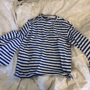 Blå vit randig oversized - Den är oversized 