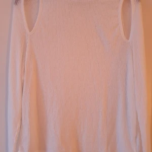 Vit tunn tröja nyskick  - Så läcker vit långärmad tröja, otroligt mjuk tunn och endast provad. Coola detaljer med hål vid vardera arm. Passar s-m möjligtvis liten large 