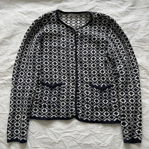 Mönstrad kofta - Mönstrad tjock kofta, köpt på 2hand från början. Strl L men passar mig som är M. Kan användas som kofta eller bara som tröja. Inga defekter mer än att den saknar en knapp längst ner (bild 3). Hör av er vid frågor! 😊Frakt inkluderad i priset. 