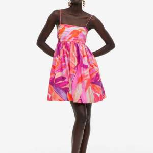 Säljer den här såå fina och slutsålda klänningen som är helt oanvänd med lappen kvar! ❤️
