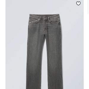 Weekday jeans i pin mid straight. Storlek W30 L34 passar mig i längden som är runt 180 cm lång. Fin grå färg💕