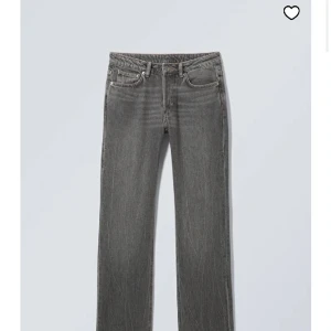 Pin mid straight jeans - Weekday jeans i pin mid straight. Storlek W30 L34 passar mig i längden som är runt 180 cm lång. Fin grå färg💕